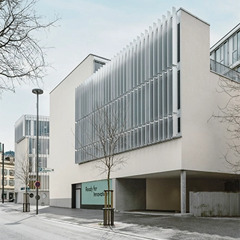 Ein Bürogebäude mit der Aufschrift „Ready for Innovation“